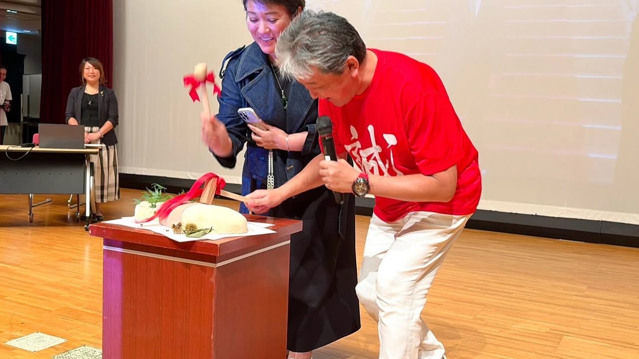 講演会での鏡開きの様子